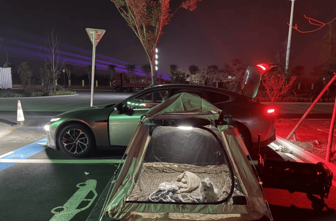 国庆期间年轻人旅行掀起“帐篷过夜”热潮m